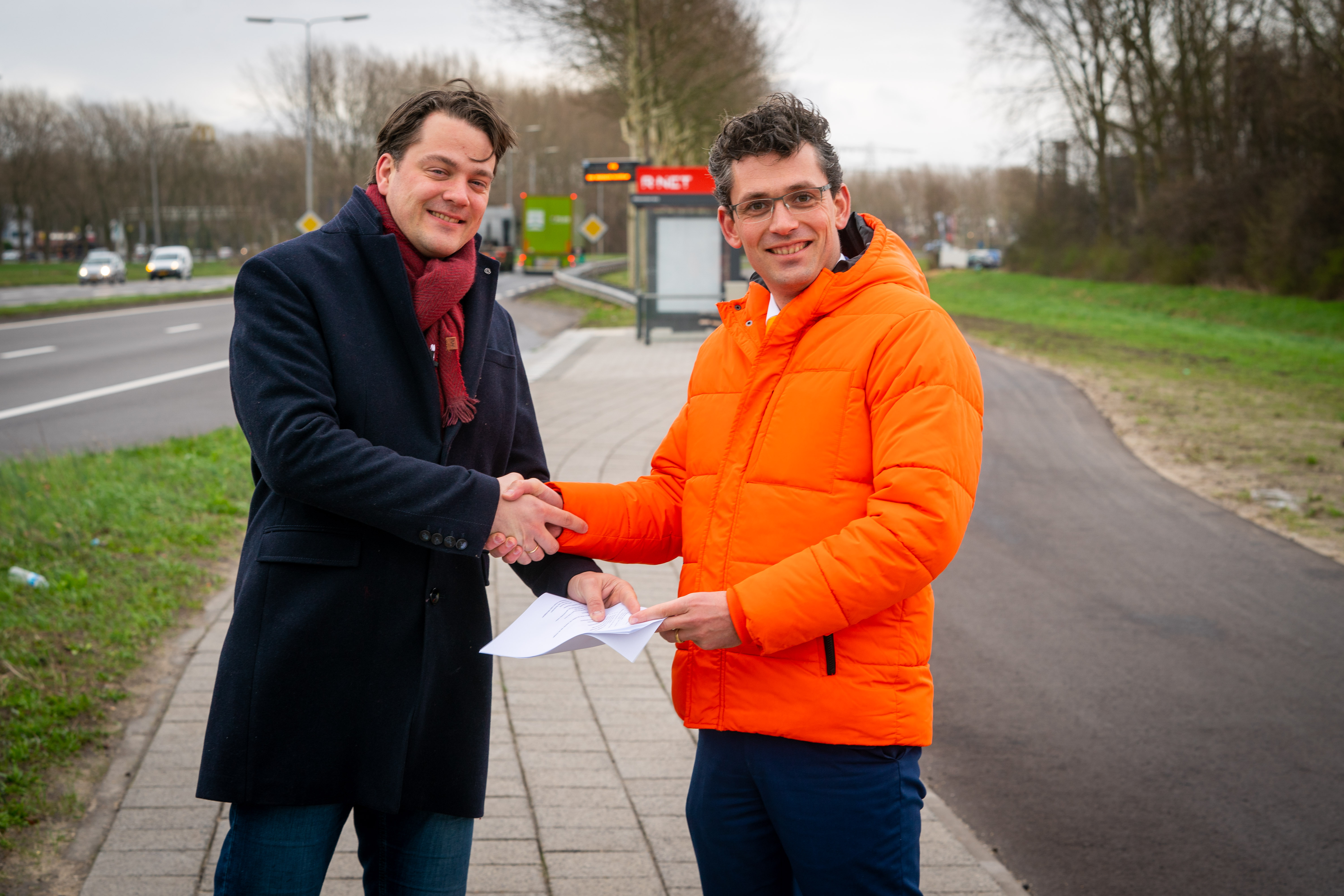 Jan Mark ten Hove, raadslid SGP Alblasserdam, overhandigde vrijdag de resultaten van de enquête over Qbuzz aan Gerard van de Breevaart, nummer 2 op de kandidatenlijst van SGP Zuid-Holland. (Foto: Cees van der Wal)